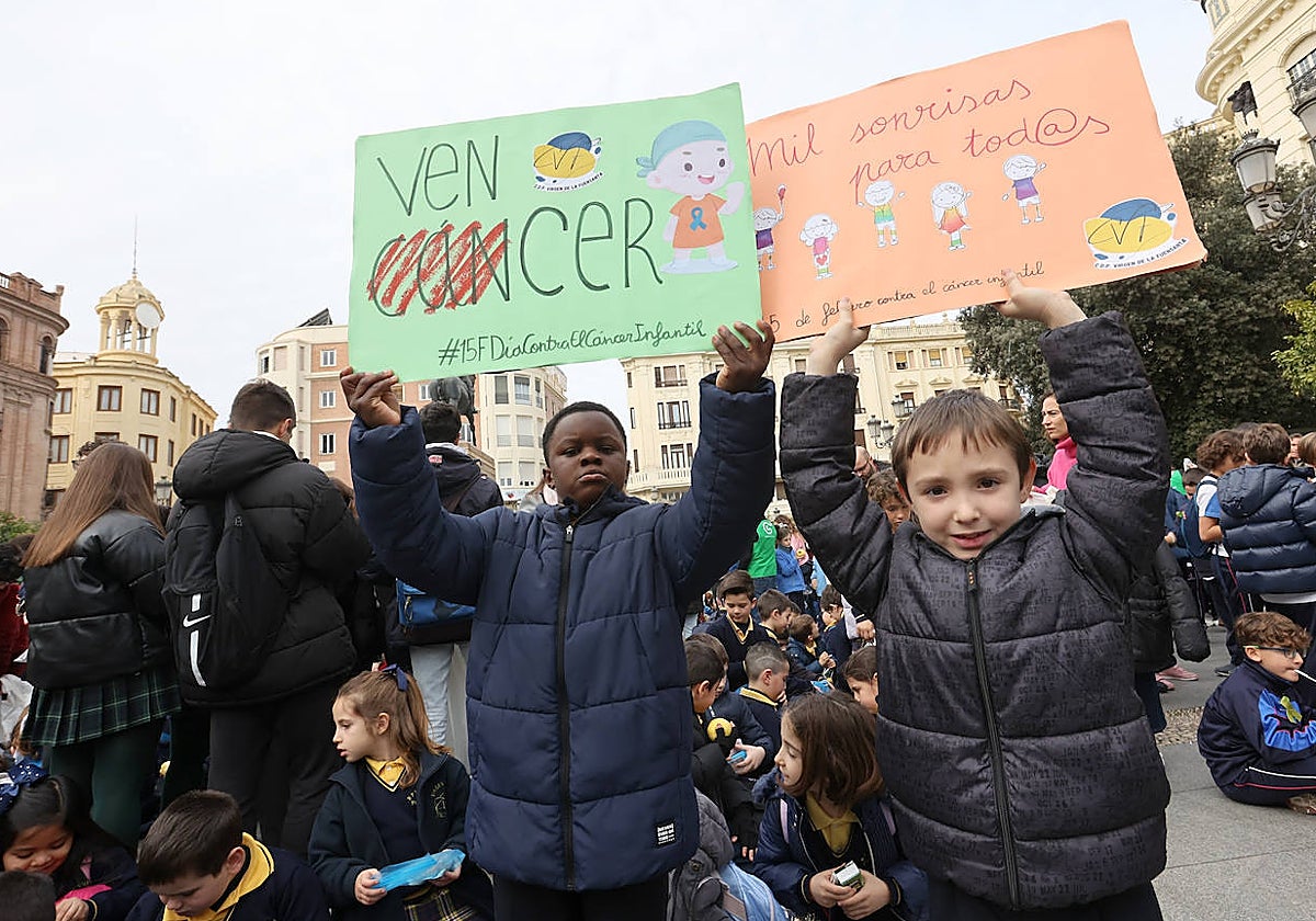 Escolares que han participado hoy en la marcha por el Día Internacional del Niño con Cáncer