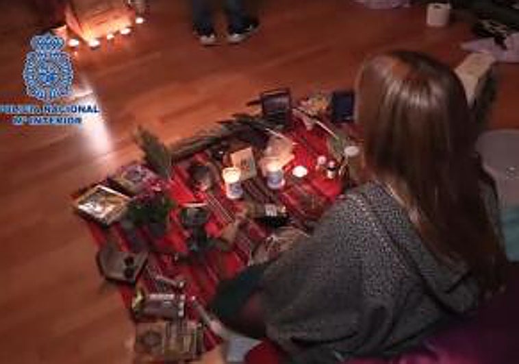 La Policía detiene en Gran Canaria a la líder de una secta 'new age' que organizaba rituales neochamánicos