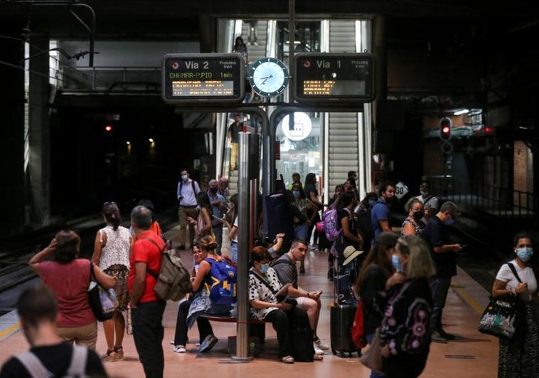 Caos en el Cercanías de Madrid: una avería eléctrica deja  parados y a oscuras durante una hora a cientos de viajeros