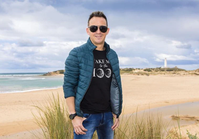 El cantante  Fran Navarro presenta en Alicante su nuevo videoclip 'Qué bonita es'