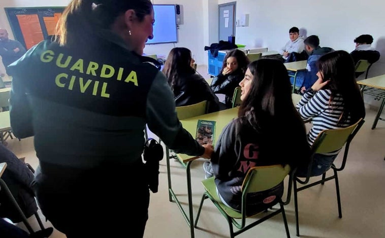 Imagen principal - Arriba, en una charla esta semana. En las otras fotografías, en su etapa en Atestados y con un perro policía