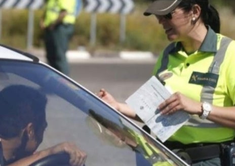 Imagen secundaria 1 - Arriba, en una charla esta semana. En las otras fotografías, en su etapa en Atestados y con un perro policía