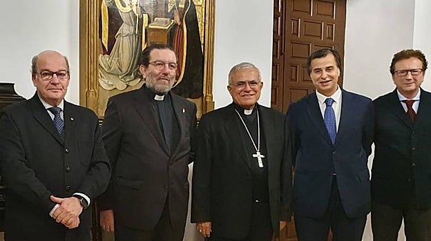 Visita de integrantes del cabildo de oficiales del Sepulcro al obispo, en diciembre, para solicitarle el Año Jubilar