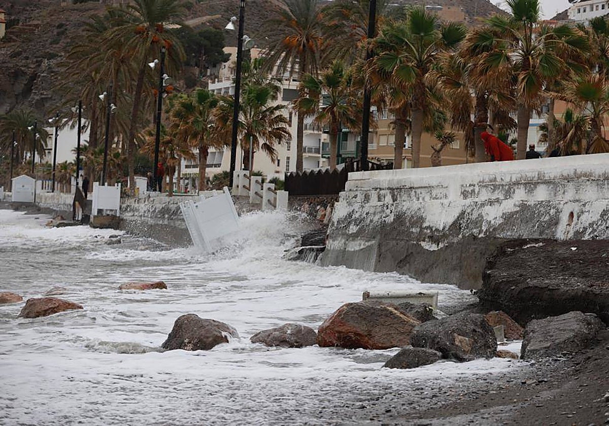 Imagen por el destrozo del temporal en la costa de Granada