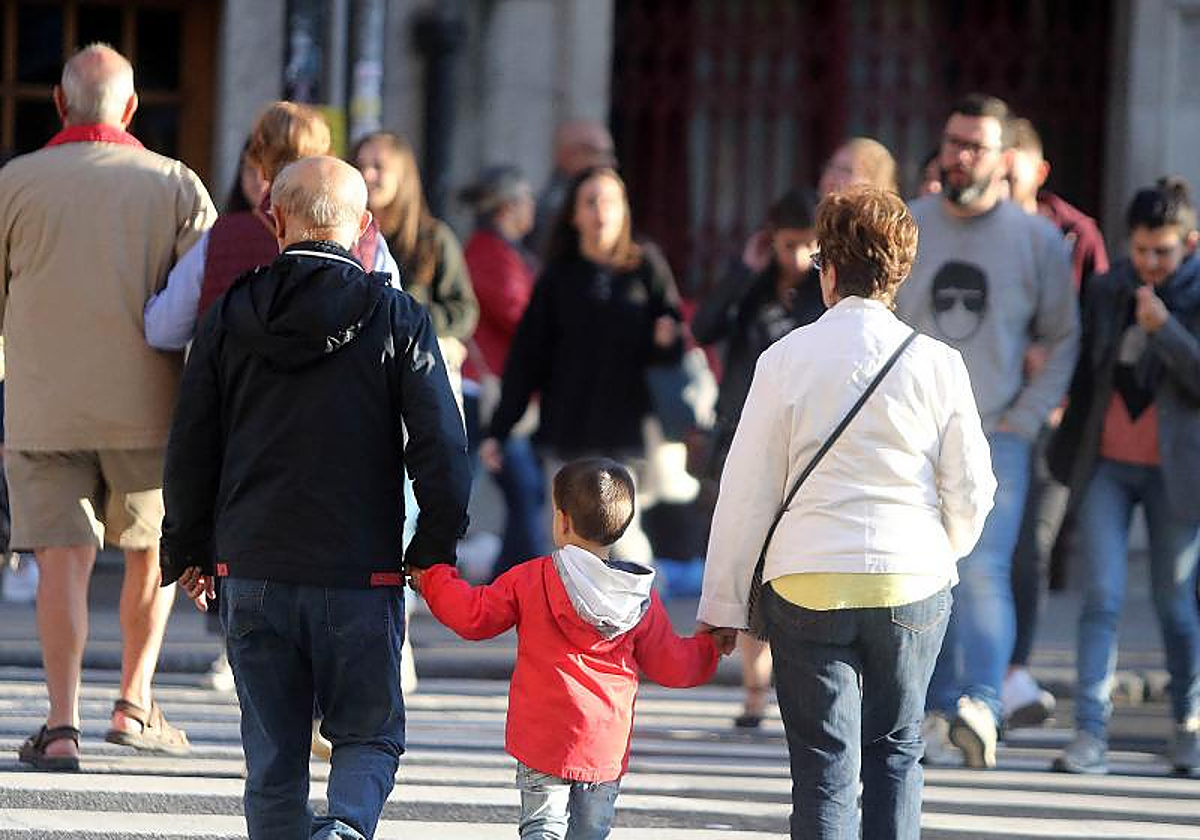 Abuelos pasean con su nieto por calles de Santiago