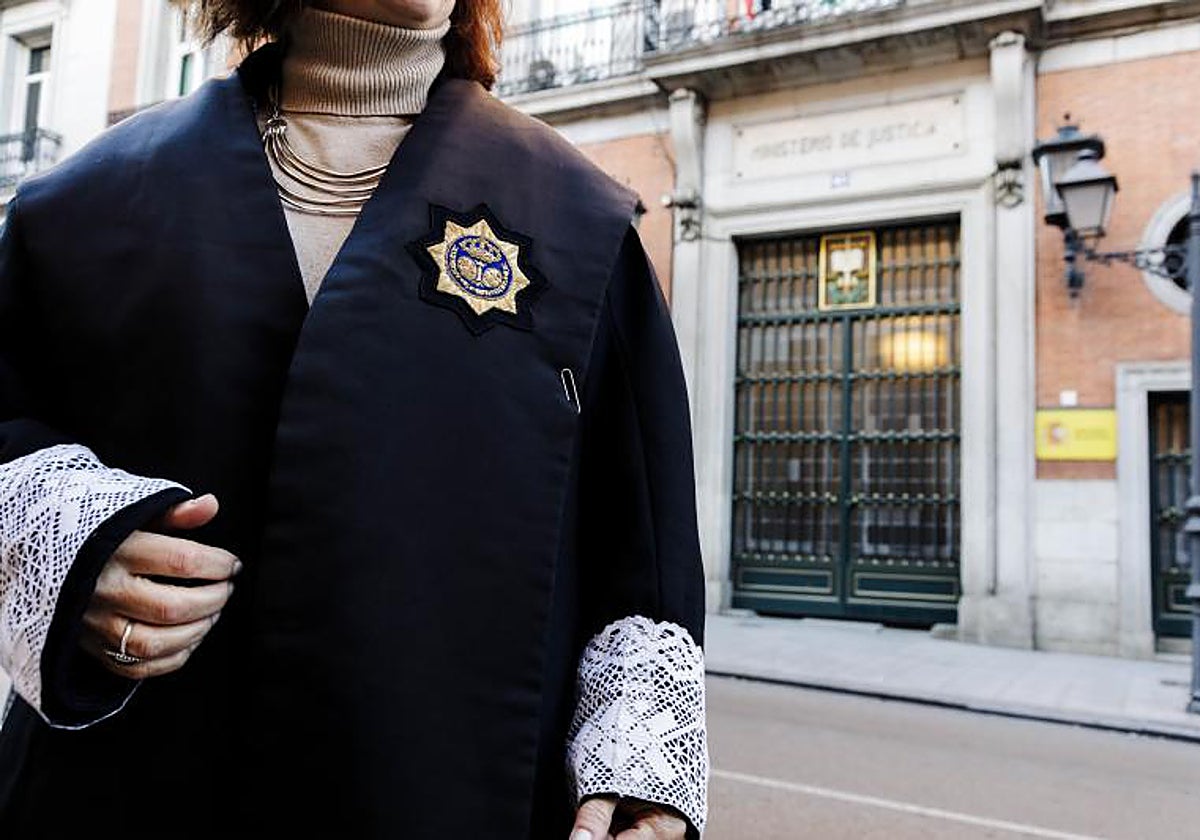 Una letrada de la Administración de Justicia ayer frente al ministerio