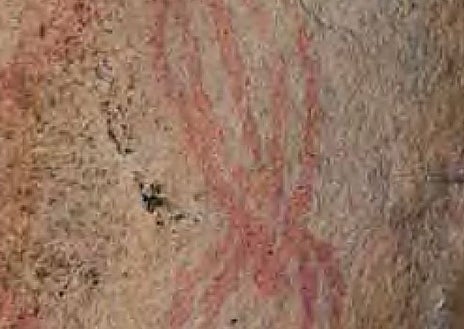 Imagen secundaria 1 - Varias figuras de caballos aparecen sobre una roca junto a otros grabados zoomórficos, con el testigo que se utiliza para calibrar su tamaño, realizados sobre una gran placa de granito, en la sierra oeste de Madrid