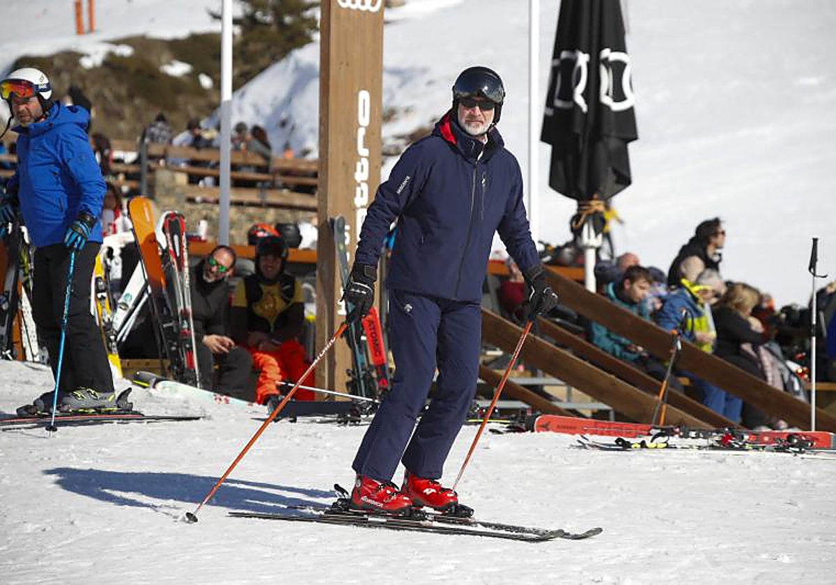 El rey Felipe VI en la estación de esquí de Baqueira-Beret, en el pirineo catalán, durante una jornada de esquí este sábado.