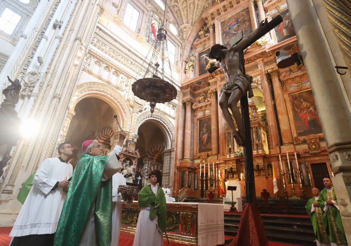 El obispo bendice la nueva imagen del Santísimo Cristo de la Piedad, en la Catedral