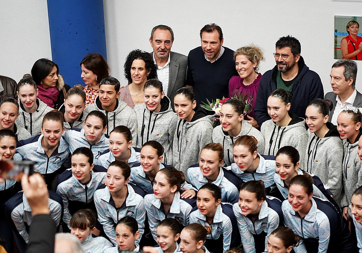 El alcalde de Valladolid, Óscar Puente, preside el acto de descubrimiento de una placa en la Piscina Parquesol-Laura López Valle y la exhibición de la Selección Española de Natación Artística