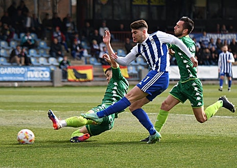 Imagen secundaria 1 - tTres jugadas del partido