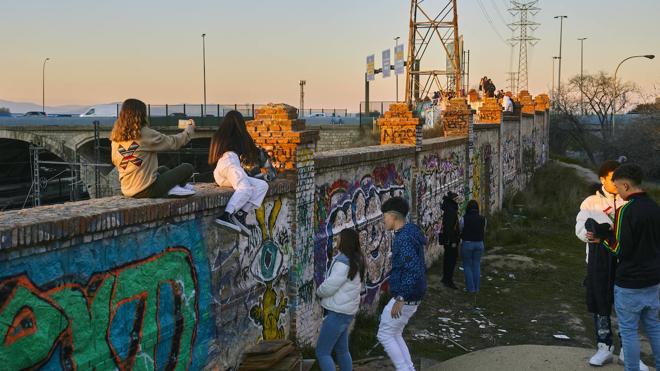 Otros, en cambio, optan por subir empleando los tablones y otros objetos colocados a modo de apoyo