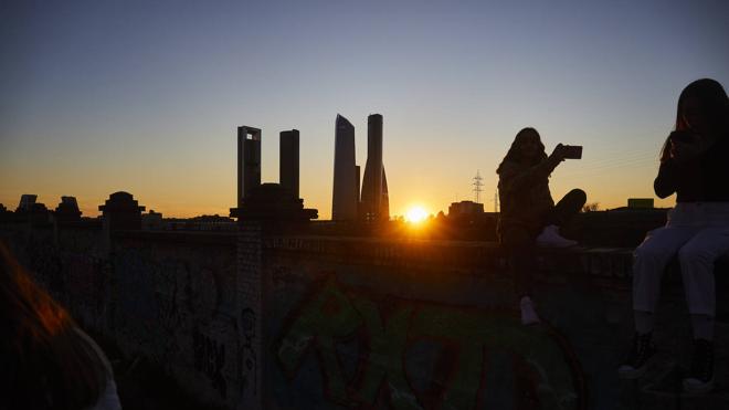 El sol se pone y la procesión queda aparcada hasta el día siguiente