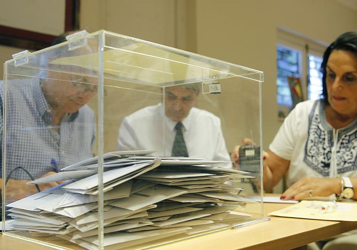 Una ciudadana española vota en el Consulado General de España en Montevideo (Uruguay) en 2015