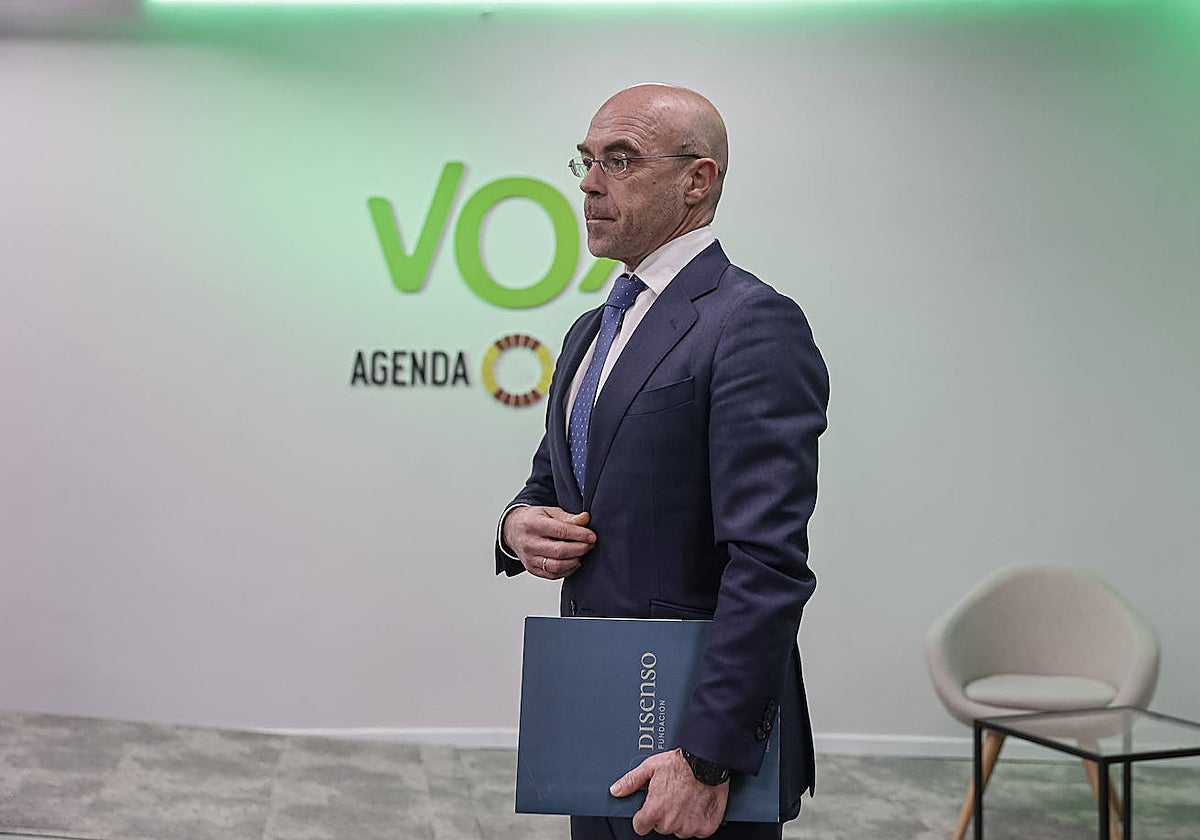 El vicepresidente de Vox Jorge Buxadé, antes de comparecer este lunes, con una carpeta de la Fundación Disenso