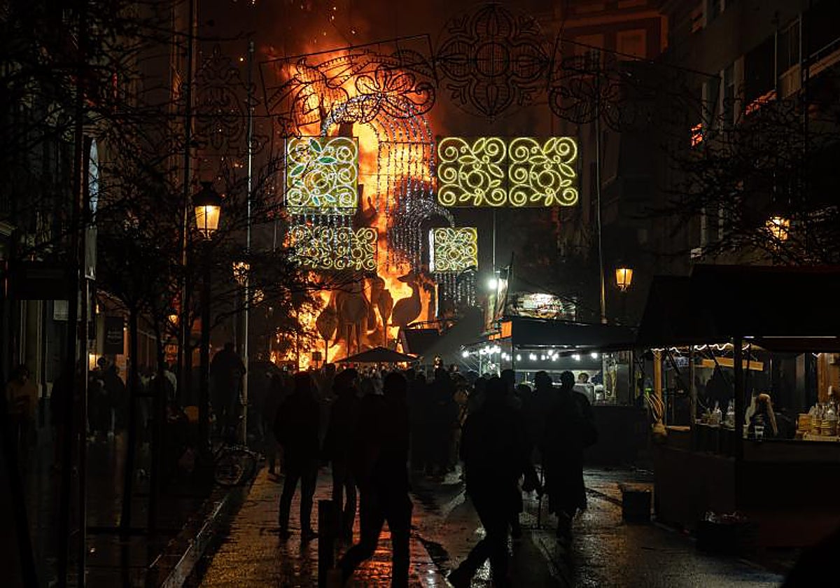 Imagen de archivo de la cremà de una falla de Valencia