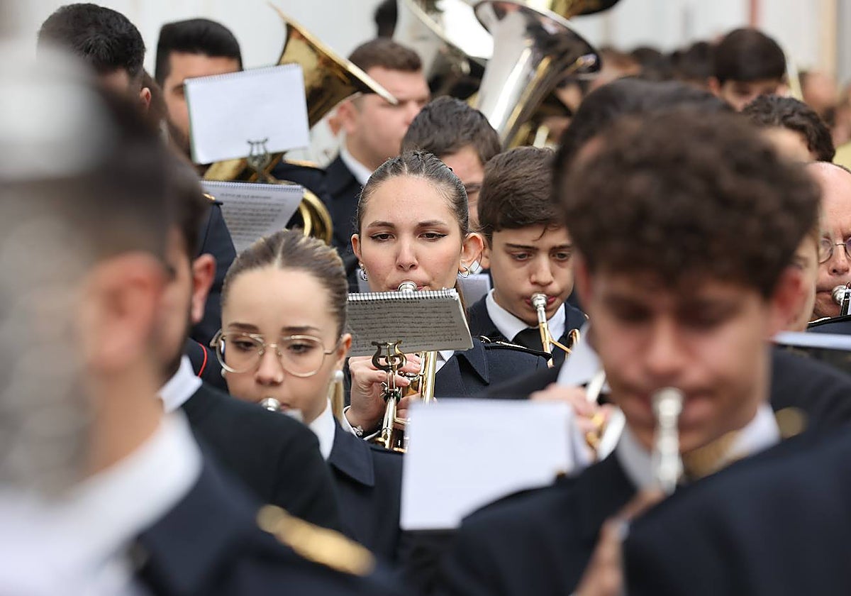 Músicos de la agrupación Cristo de Gracia, durante la reciente procesión del Padre Cristóbal