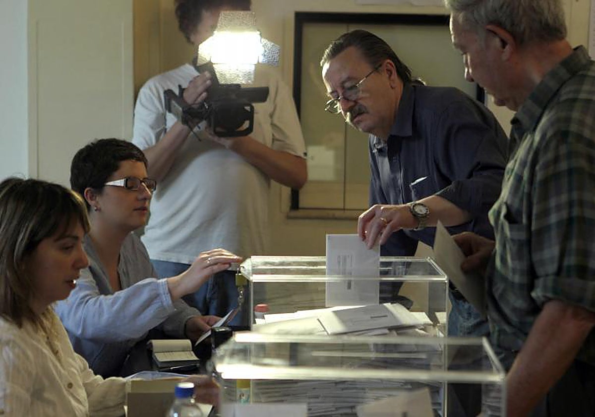 Un ciudadano español vota en las elecciones generales de noviembre de 2011, en la sede del consulado en Buenos Aires (Argentina)