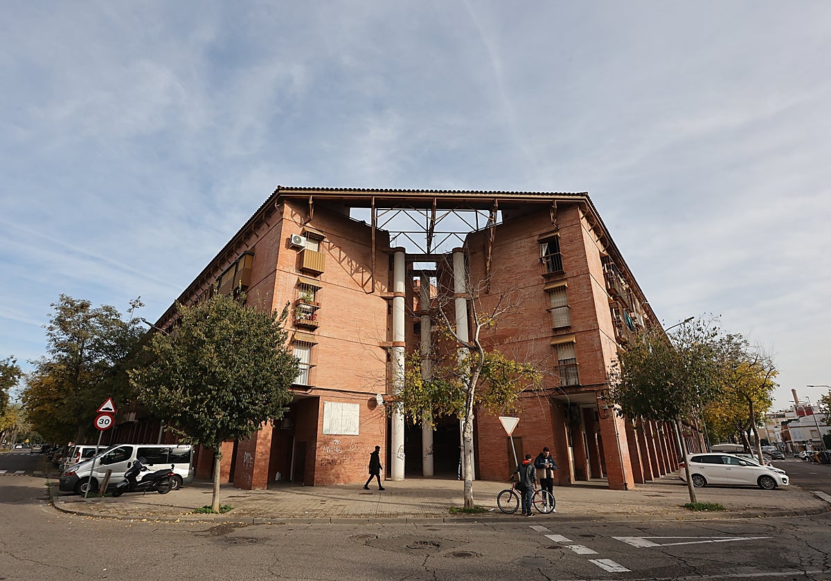 Peatones y ciclistas en el barrio de las Moreras