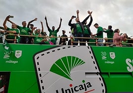 En imágenes, así ha recibido la afición al Unicaja por las calles de Málaga