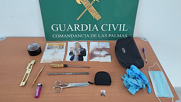 Pertenencias localizadas en el armario donde se escondía el agresor