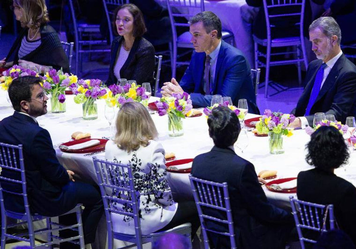 Pedro Sánchez y el Rey frente a Aragonès en la última cena inaugural del MWC, en 2022