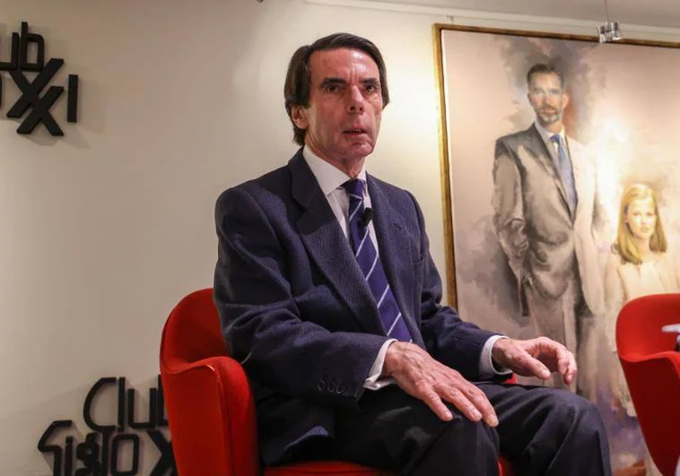 Aznar se mofa de los «análisis intelectuales profundos» de Sánchez: «Tiene dos: el no es no y el sí es sí»