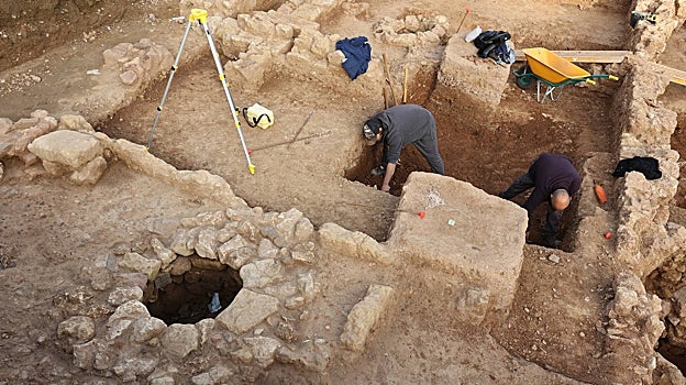 Labores de la excavación que se lleva a cabo en la explanada aneza a Diputación
