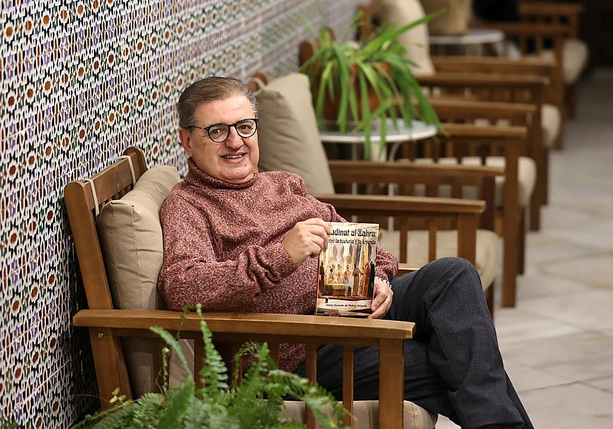 Julián Hurtado de Molina posa con su nueva obra