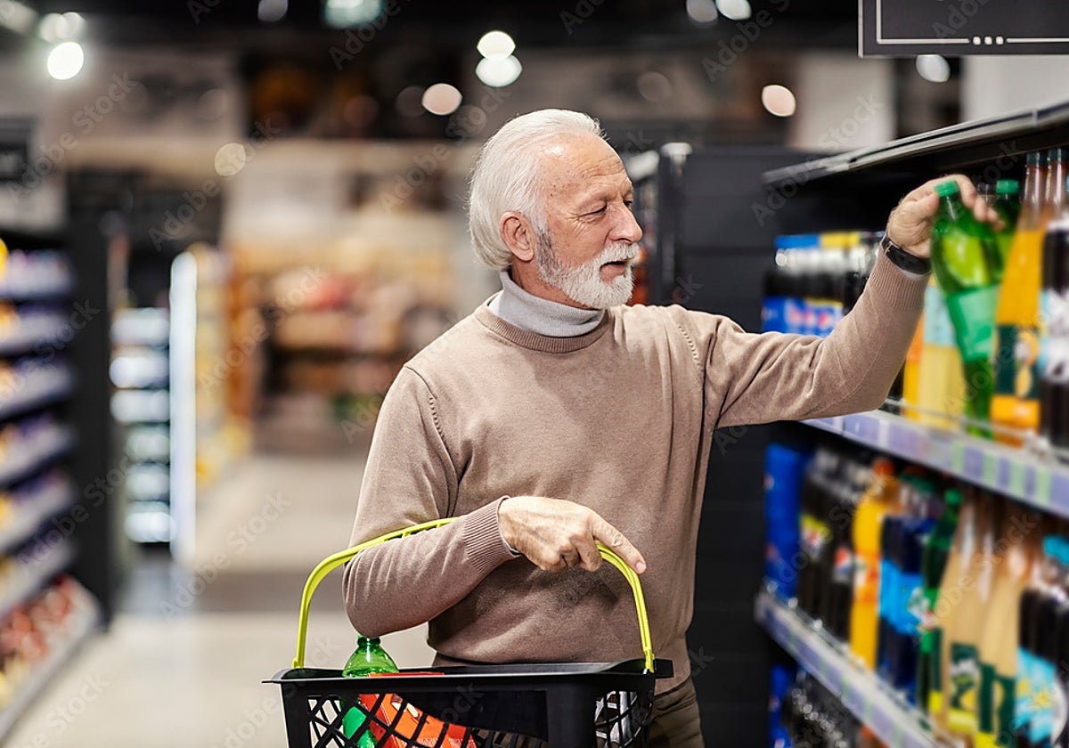 Un jubilado haciendo la compra en un supermercado