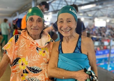 Imagen secundaria 1 - Arriba, María Jesús, que aparece debajo con su amiga y compañera de club Dolores, farmacéutica de Madridejos recién jubilada. Sobre estas líneas, acompañada de Patricia González, su entrenadora.