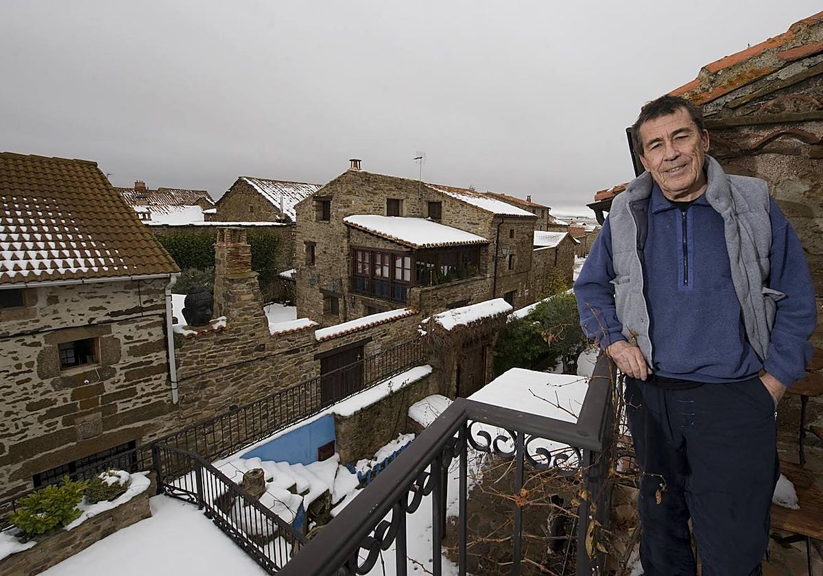 Fernando Sánchez Dragó, en el municipio soriano de Castilfrío de la Sierra