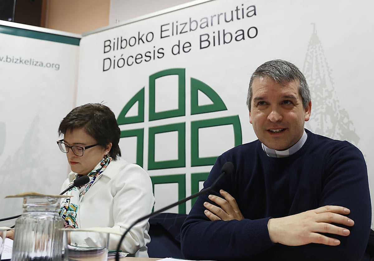 Los representantes de la Diócesis de Bilbao Carlos Olabarri y Gemma Escapa durante la presentación de la memoria