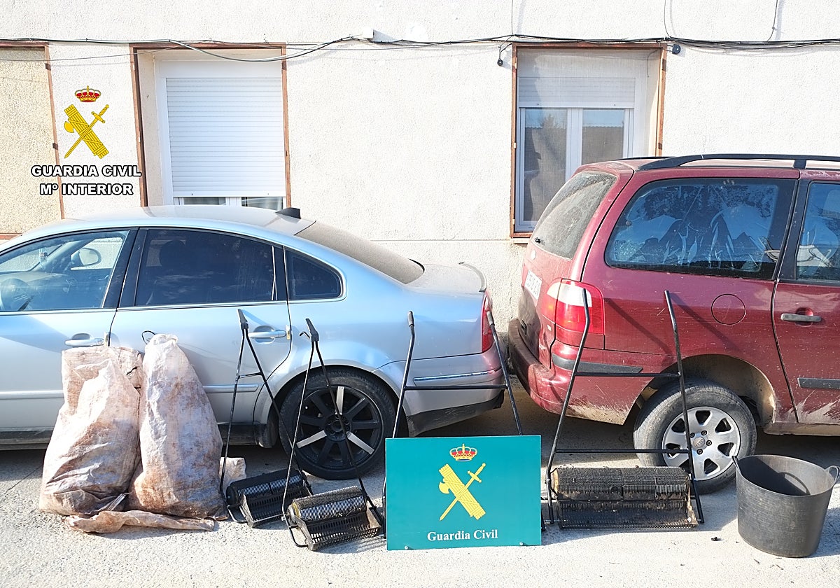 Dos  coches y tres carretillas para coger aceitunas del suelo intervenidas durante la operación