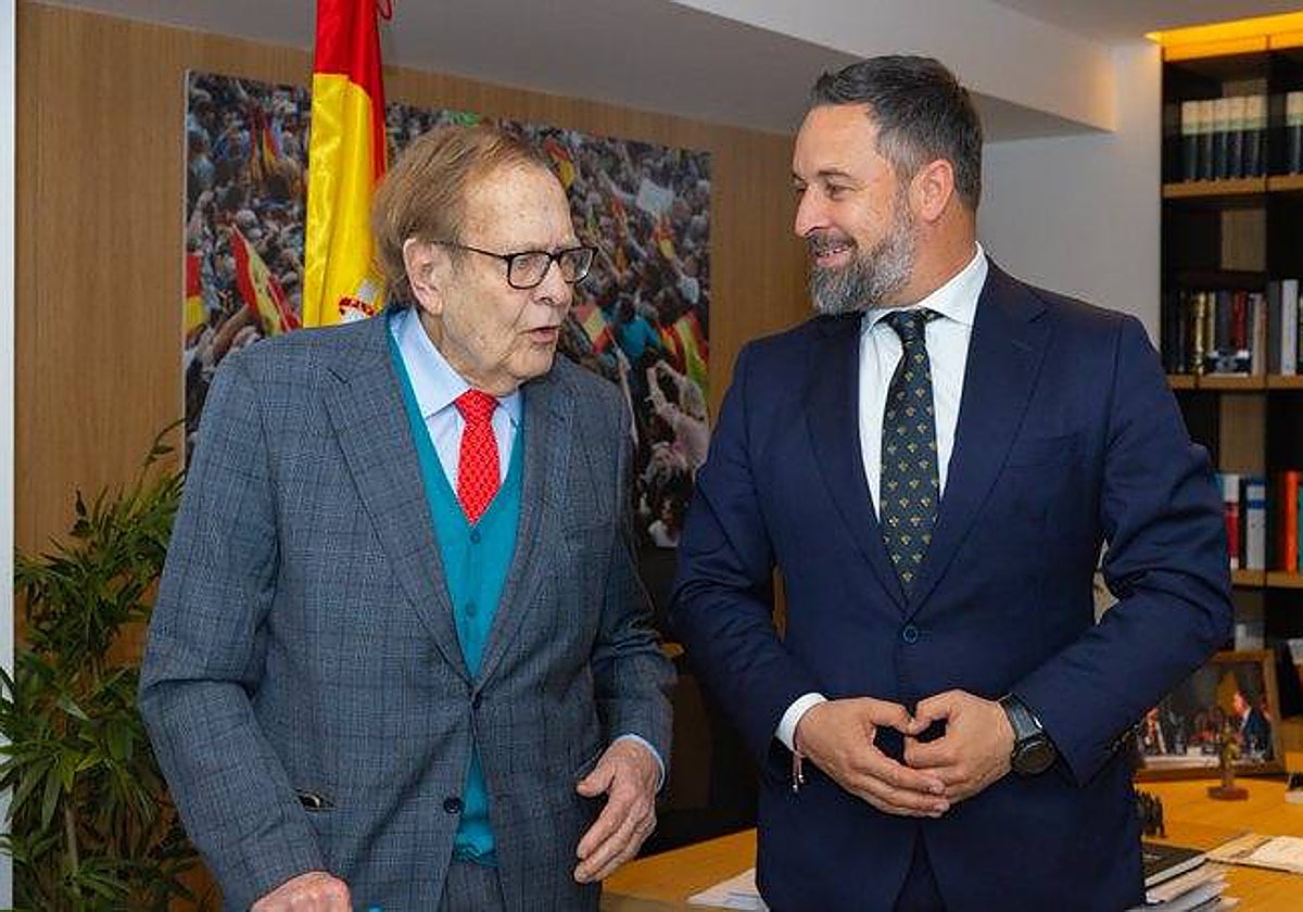 Ramón Tamames y Santiago Abascal, en la sede nacional de Vox
