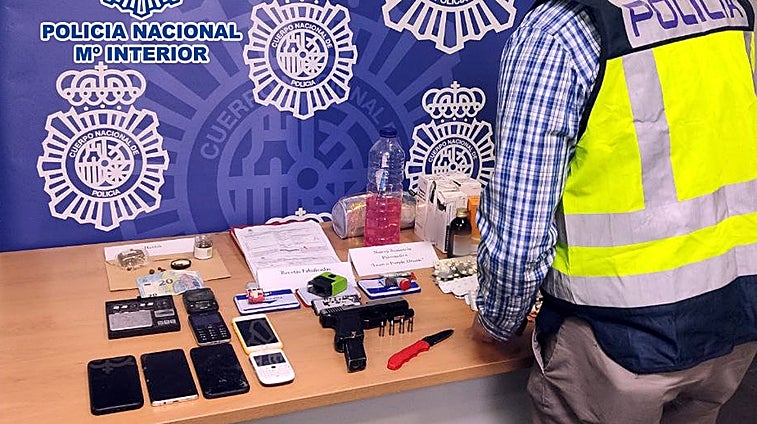 Descubren un punto de venta de la nueva droga rosa 'purple drank' mezcla de golosinas y medicinas en un registro por atraco