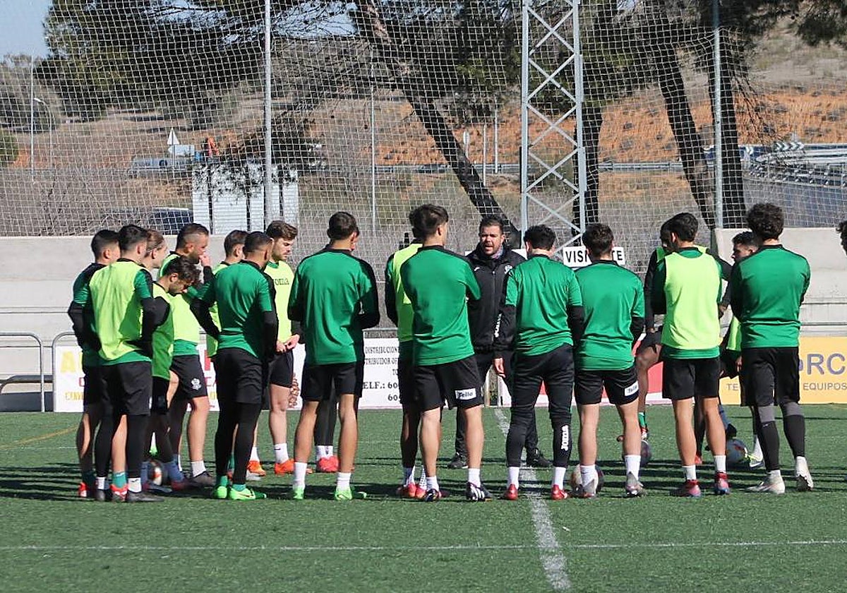 Carlos Gómez Luján, tercer entrenador del curso, se encarga también de la dirección deportiva
