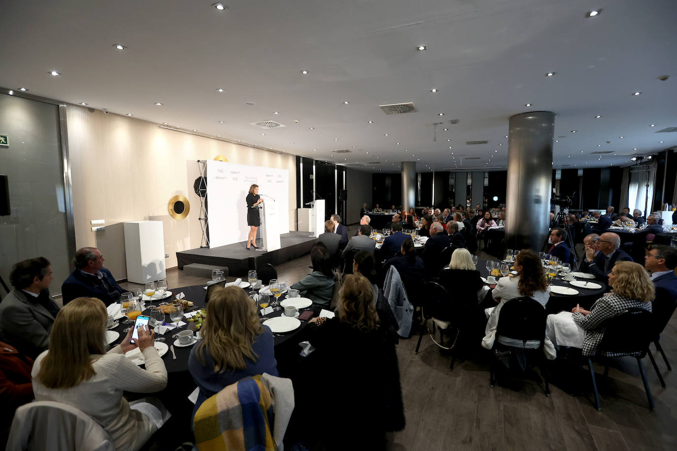 Las mejores imágenes de la conferencia de la consejera de Empleo de la Junta de Andalucía