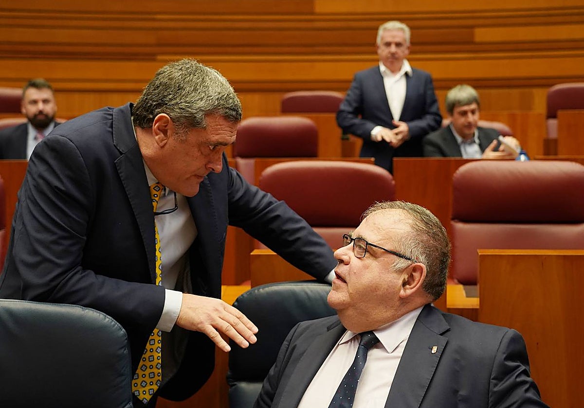 El procurador de Por Ávila, Pedro Pascual, conversa con el consejero de Sanidad antes de comenzar el pleno