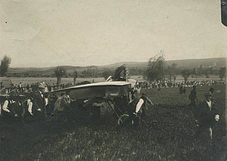 Imagen secundaria 1 - Arriba, el monoplano de Védrines llega a Getafe, en 1911. Abajo, izq., paisanos empujando el avión del piloto francés en Burgos. Dcha, Luís Émile Train junto a su avión, con el que tuvo un accidente el día del inicio de la carrera por el que resultó muerto el ministro de guerra francés