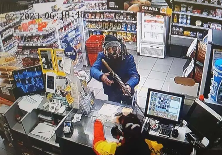 Revelan las imágenes del atraco con una escopeta en una gasolinera de Collado Villalba