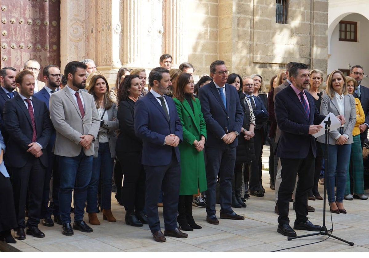 El grupo parlamentario popular a las puertas del salón de plenos del Parlamento