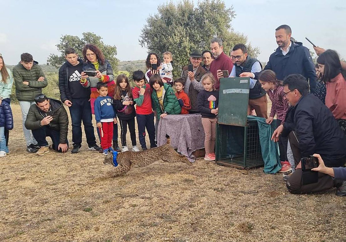 José Luis Escudero, en la suelta de dos ejemplares cerca de Polán