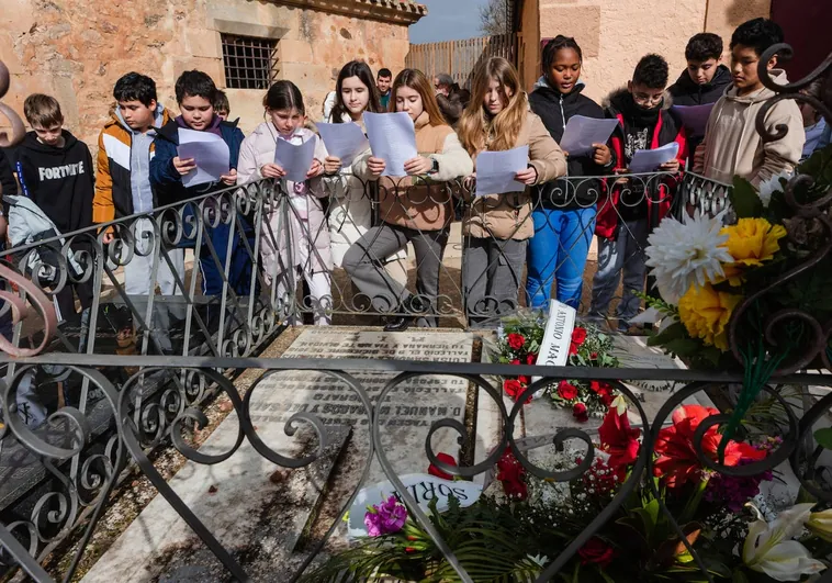 El 'pueblo' de Soria rinde homenaje a Antonio Machado