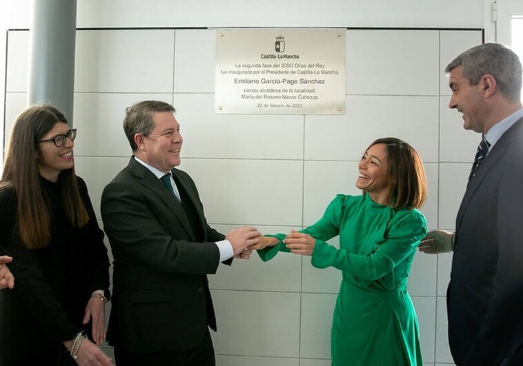 Emiliano García-Page, junto a la alcaldesa de Olías del Rey, Charo Navas, tras descubrir la placa conmemorativa