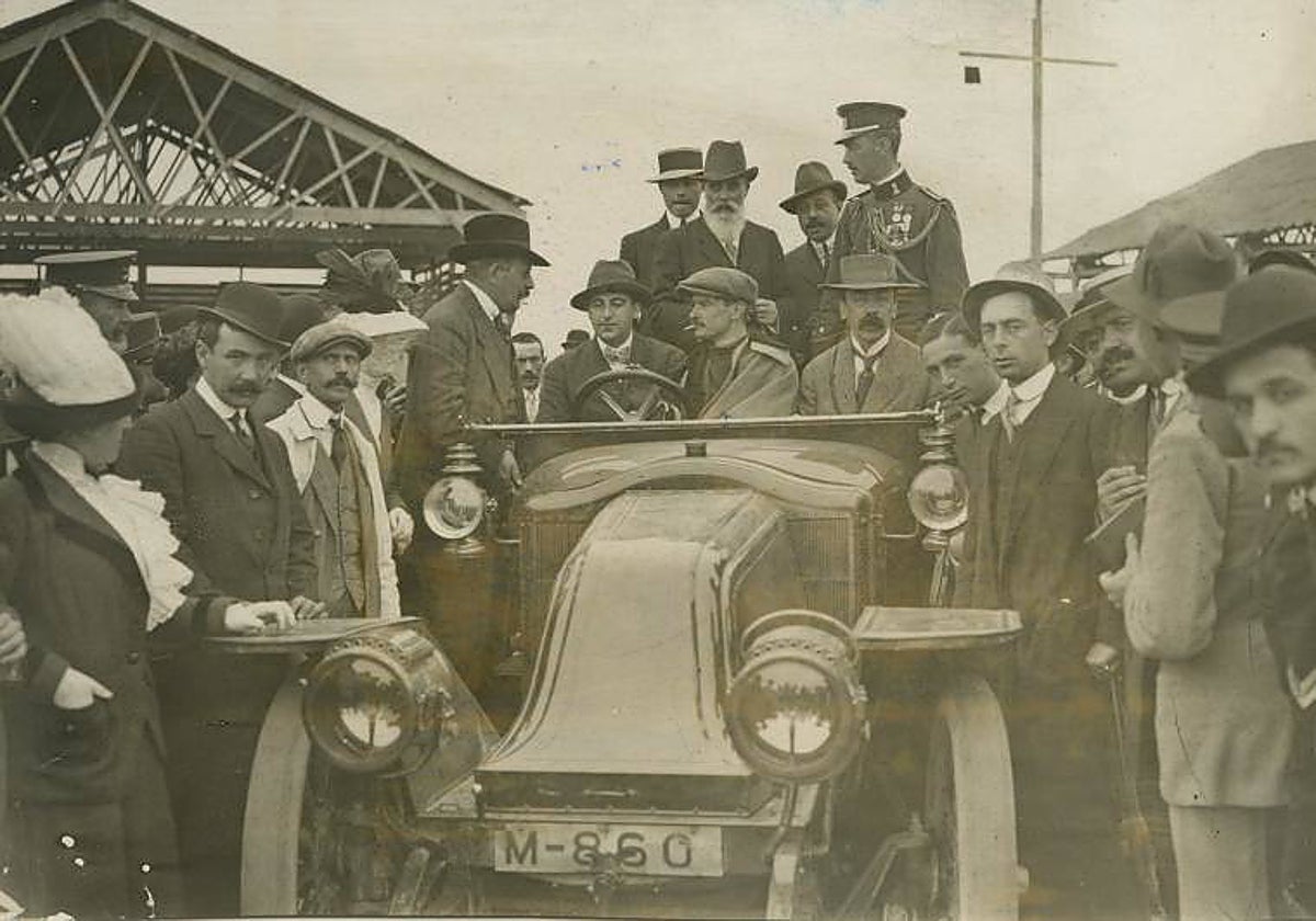 Vedrines (sentado en el centro del vehículo) junto a las autoridades que le recibieron, nada más llegar a Getafe, en mayo de 1911