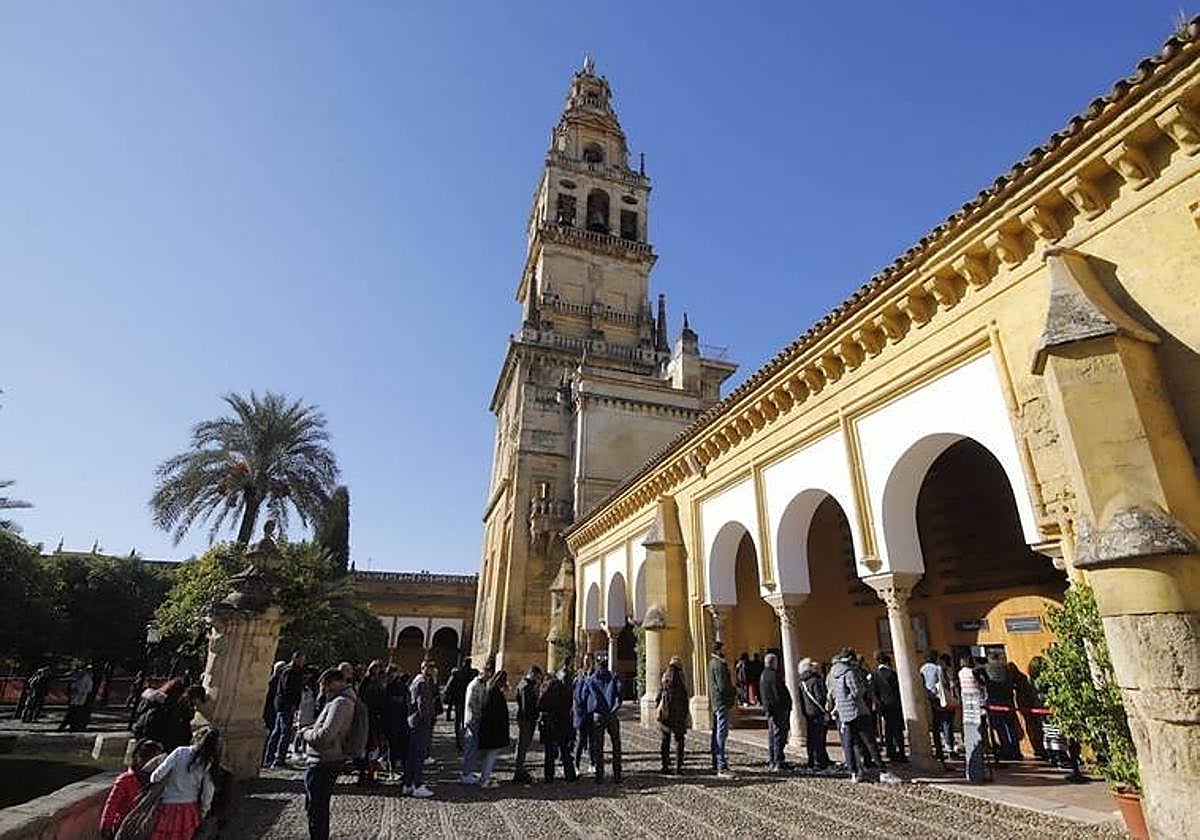 Colas de turistas ante la Mezquita-Catedral de Córdoba