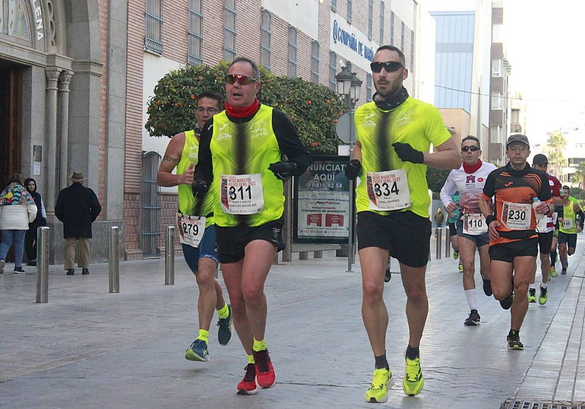 Los atletas participan en la Media Maratón de Puente Genil 2023