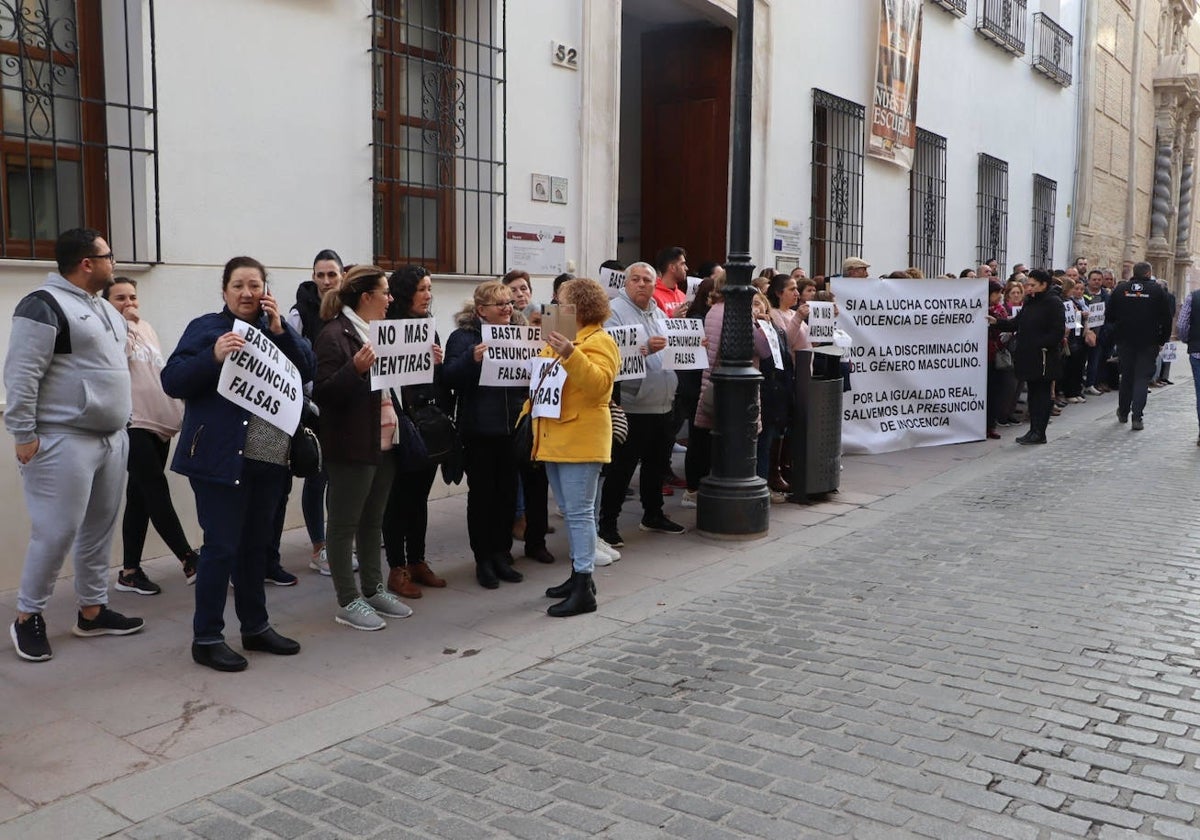 Concentración ayer a las puertas del Juzgado de Lucena de los vecinos de Jauja en apoyo del acusado