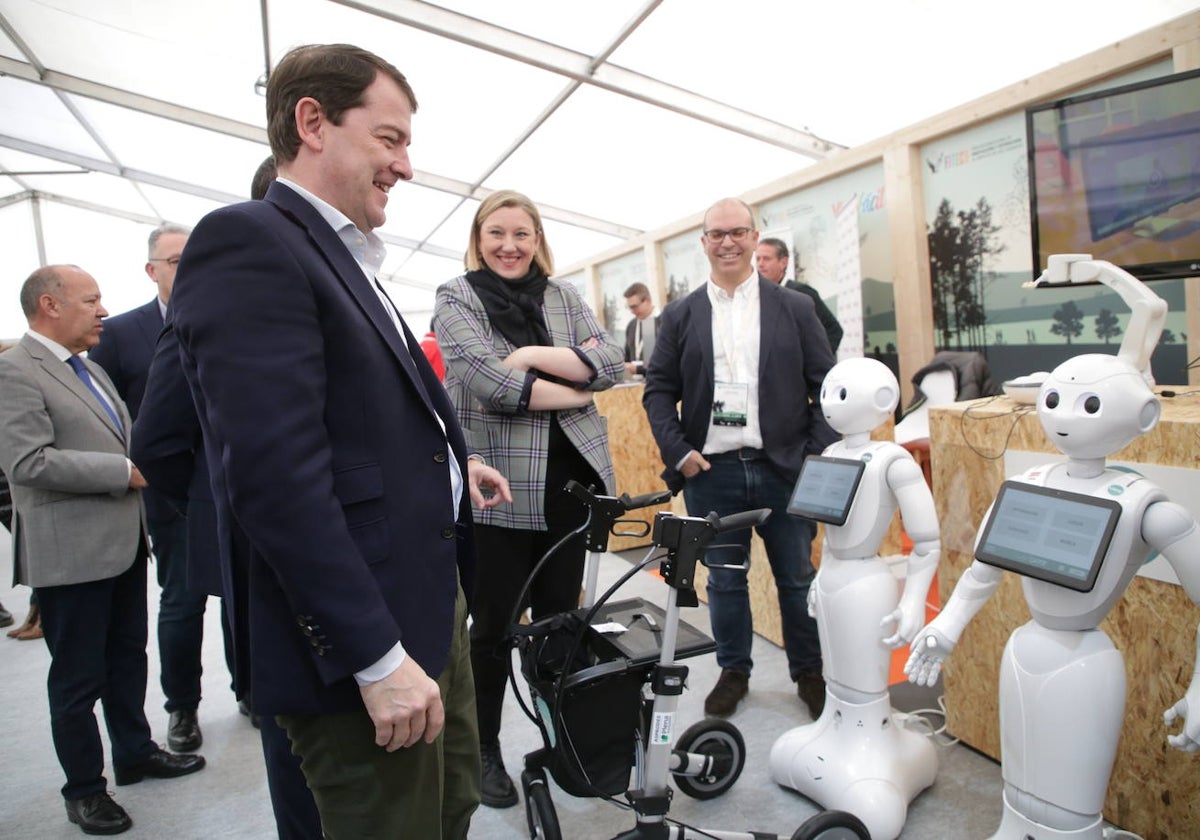 El presidente de la Junta de Castilla y León, Alfonso Fernández Mañueco; el presidente del clúster SIVI, Pablo Gómez; y la consejera de familia e igualdad de oportunidades, Isabel Blanco, inauguran la feria Fitecu